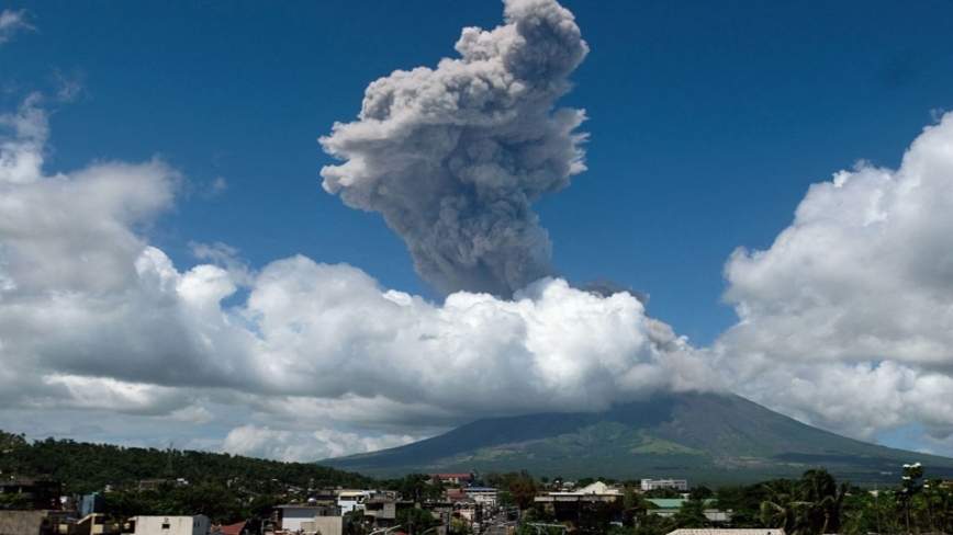 菲律宾马永火山喷发警戒升至3级 吁撤离附近居民